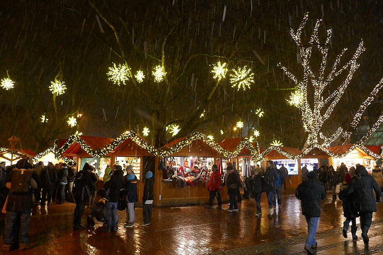 Datei:Kieler Weihnachtsmarkt 2017 im Regen4.png