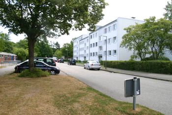 Blick vom Malmöweg; links Gebäude der Schulen am Göteborgring