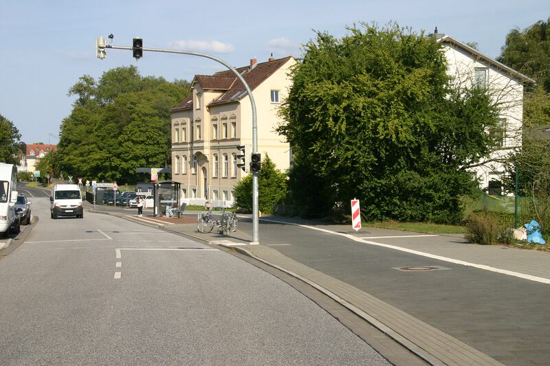 Datei:Schusterkrug Richtung Bahnübergang.jpg
