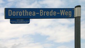 Dorothea-Brede-Weg Straßenschild mit Hinweis.jpg