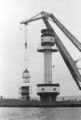 Der Schwimmkran "Hiev" demontiert das Turmhaus am 5. März 1973 zur Versetzung an den Bootshafen