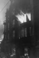 Das brennende Continental-Hotel nach dem Bombenangriff