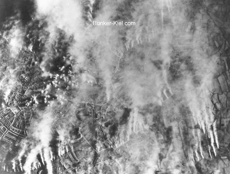 Datei:02 Auf der Aufnahme während des Luftangriffs auf Kiel ist die Verneblung deutlich zu sehen.jpg