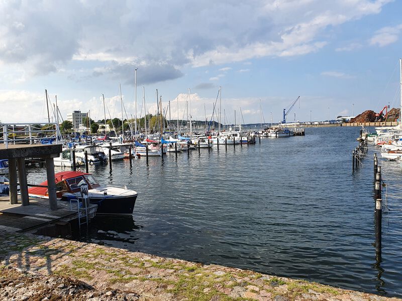 Datei:Sporthafen Wellingdorf 2020-08-30.jpg