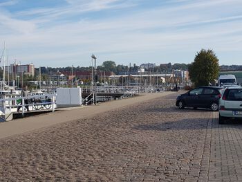 De Strand mit Teilen des Sporthafens