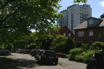 Blick in Richtung Hasseldieksdammer Weg; hinten das Hochhaus Robert-Koch-Straße 3