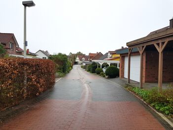 Blick nach Osten, im Hintergrund das Hochhaus im Amrumring 59