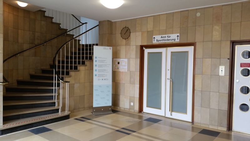 Datei:Haus der Gesundheit Eingangsbereich.jpg