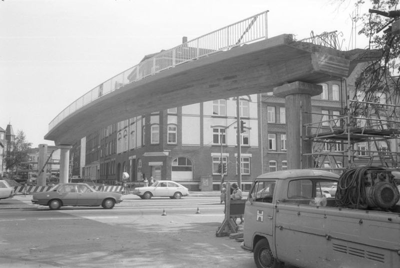Datei:Fußgängerbrücke Krusenrotter Weg im Bau Juni 1976.jpg