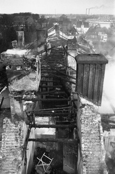 Datei:Jugendherberge Bellevue Brandruine Nov 1964.jpg