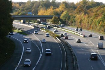 Einfädelung (ganz links) und Ausfädelung (ganz rechts) der A 210 in bzw. aus der A 215