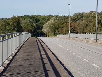 Brücke des Uhlenkrogs über die A215; Blickrichtung Hofholzallee; im Hintergrund der Kronshagener Sendemast am Heischberg