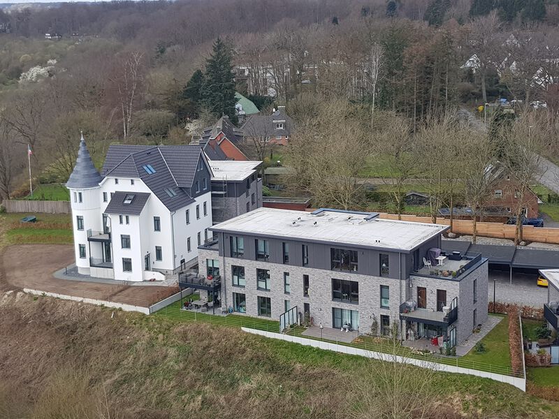 Datei:Villa Hoheneck von Prinz-Heinrich-Brücke.jpg