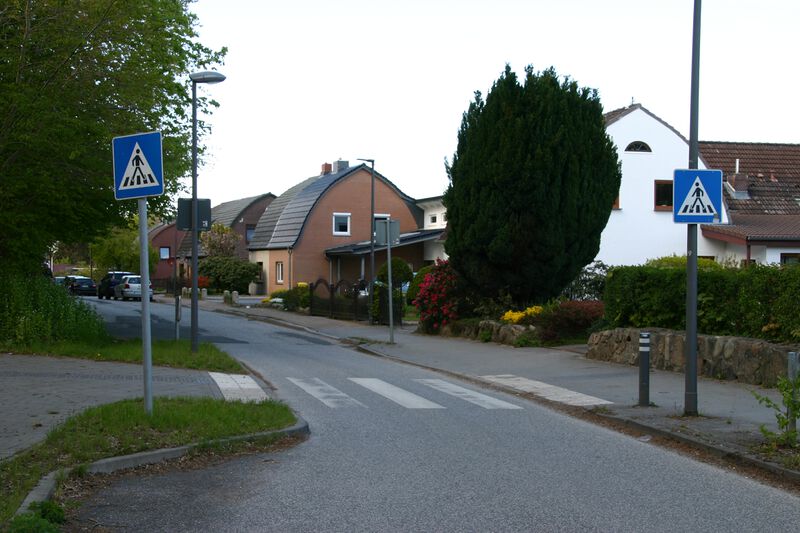 Datei:Speckenbeker Weg Übergang Uwe-Jens-Lornsen-Schule.JPG