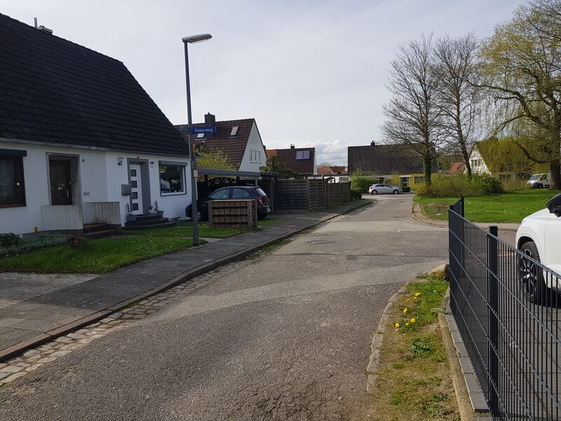 Datei:Lärchenweg zum Birkenweg.jpg