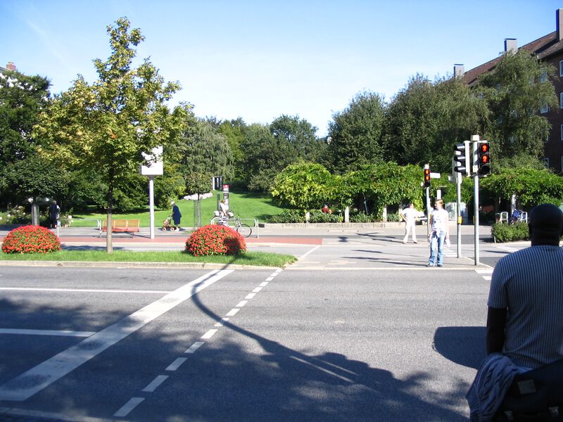 Datei:Holtenauer Straße Fußgängerüberweg Höhe Lehmberg 2006.jpg
