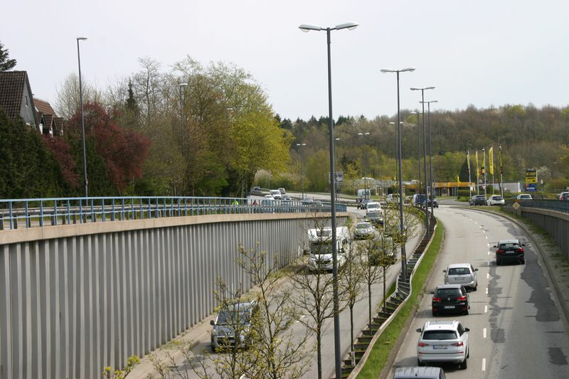 Datei:Konrad-Adenauer-Damm von Ostring-Überführung.jpg