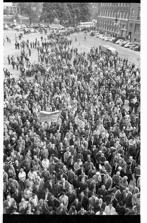 HDW Streikende Rathausplatz.jpg