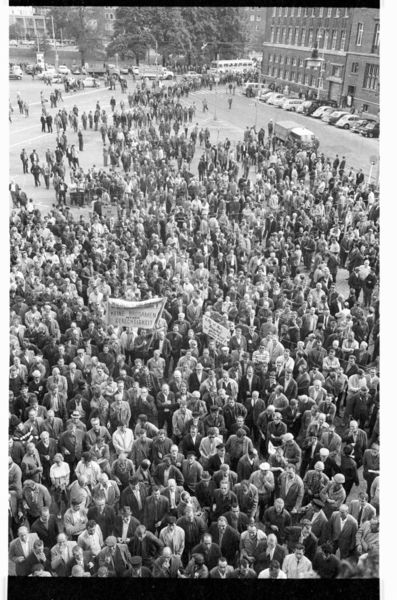 Datei:HDW Streikende Rathausplatz.jpg