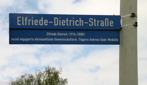 Elfriede-Dietrich-Straße Straßenschild mit Hinweis.jpg
