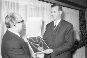 Günther Bantzer nimmt Amtskette entgegen.jpg