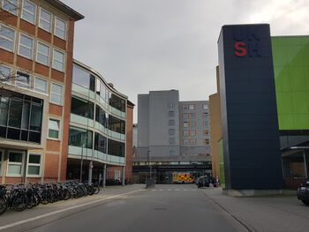 Blick von der Einfahrt am Klaus-Groth-Platz zur Notaufnahme des UKSH