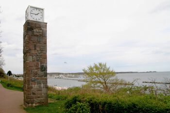 Uhrenturm von Alwin Blaue am Hohen Ufer, Ecke Blinkfüer. Blick über die Strander Bucht nach Strande. Rechts hinten der Bülker Leuchtturm