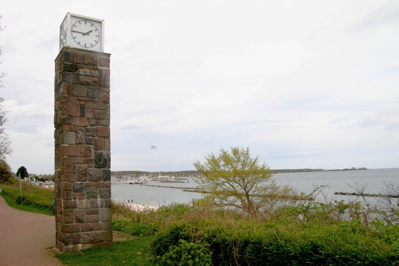 Datei:Uhrenturm mit Strander Bucht.jpg