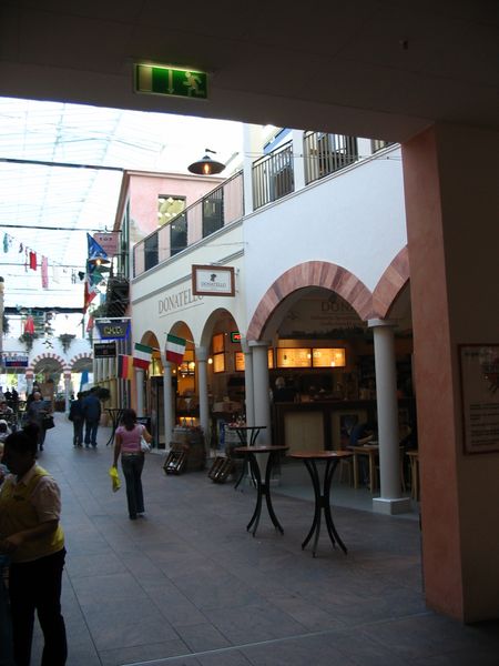 Datei:Sophienhof Food-Court 2006.jpg