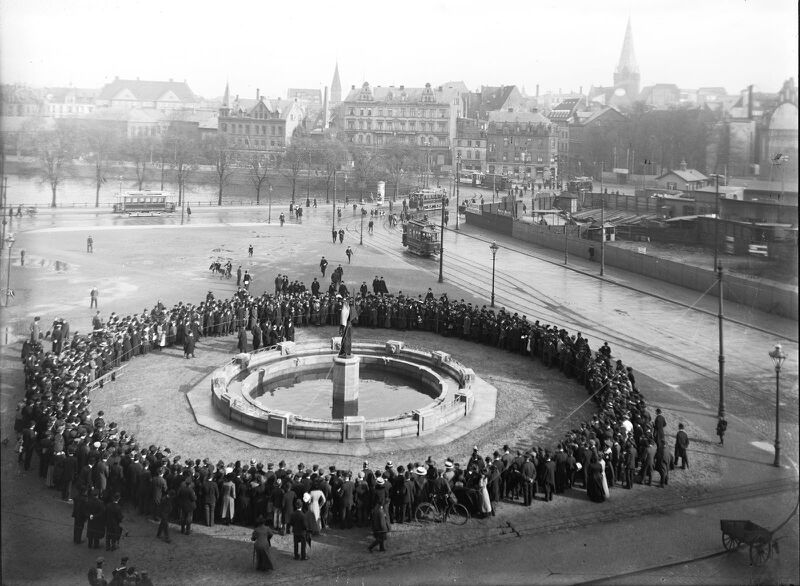 Datei:Schwertträgerbrunnen Einweihung.jpg