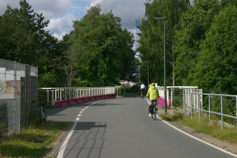 Datei:Veloroute 10 Brücke Olshausenstraße.jpg