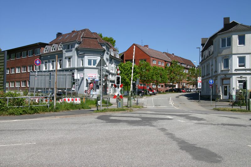 Datei:Saarbrückenstraße von Bahnübergang.jpg