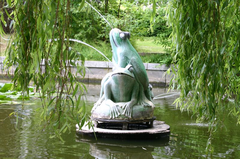 Datei:Hensel-Krüger-Poggenbrunnen.jpg