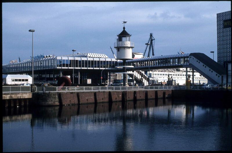 Datei:Terminal am Schwedenka In der Bildmitte der alte Friedrichsorter Leuchtturm am Bootshafen 17.07.1982 Fotograf Gasch, Georg (1928) x.jpg