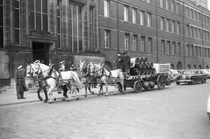 Vierspaenner vor Rathaus.jpg