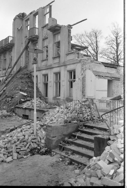Datei:Jugendherberge Bellevue Abriss Apr 1964.jpg