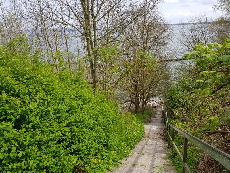 Datei:Klüverbaum Treppe zum Strand.jpg