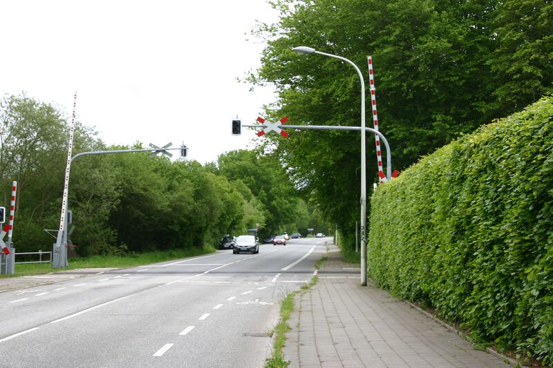 Datei:Wehdenweg von Neumühlener Straße zum Bahnübergang.JPG