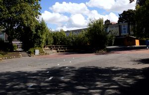 Schulhof Tiefe Allee Kiel.jpg