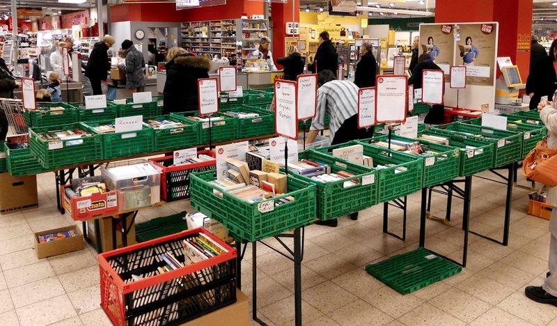 Datei:Buecherflohmarkt Dietrichsdorf.jpg