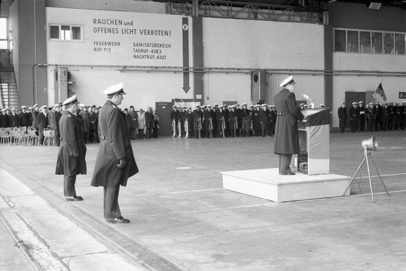 Datei:Kommandeurswechsel 1975.jpg