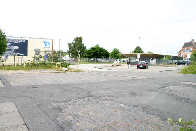 Datei:Schleusenzufahrt über Maklerstraße von Uferstraße.jpg