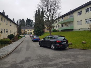 Blick nach Norden: hinter dem querstehenden Haus am Ende der Straße verläuft die Bahnstrecke Kiel-Lübeck