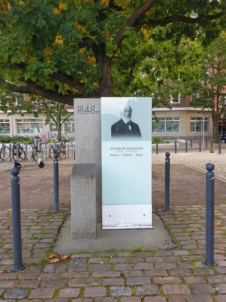 Datei:Stele Ahlmann.jpg