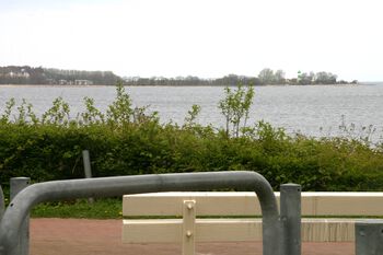 Blick vom Aussichtspunkt am Hohen Ufer zum Bülker Leuchtturm (rechts hinten)
