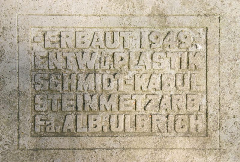 Datei:Alter Urnenfriedhof Tafel am Pelikanbrunnen.jpg