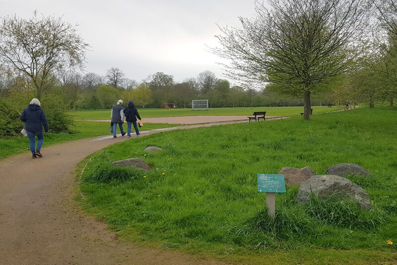 Datei:Quartiersplatz Suchsdorf.jpg