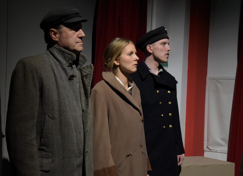 Datei:Szene aus Paluch und Habeck Negenteinachttein.jpg