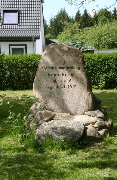 Datei:Kieler Kamp Stein Eigenheimansiedung Kronsburg.JPG