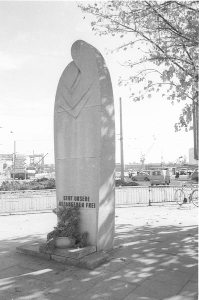 Datei:Kriegsgefangenenmahnmal During.jpg